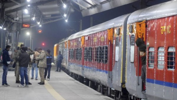 देखें ट्रेनों की लिस्ट