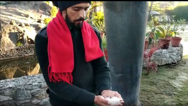 सुबह बर्फ जमी नजर आने लगी सुबह बर्फ जमी नजर आने लगी