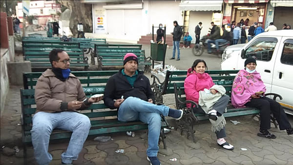 पर्यटक उठा रहे सर्दी का आनंद पर्यटक उठा रहे सर्दी का आनंद