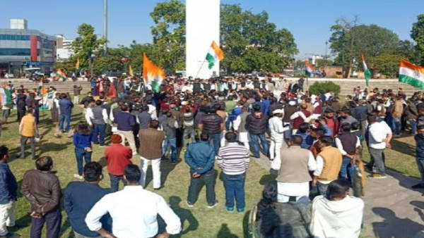  गैर मौजूदगी ​की वजह मान रहे सियासी संकट