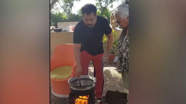 चूल्हे पर खाना पका रहे एक्टर ने लगाया 'भूसे' का छौंक