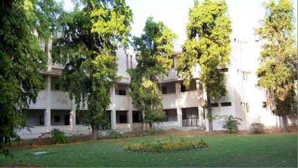 बहुत अच्छा संस्कृत बोलती हैं सलमा-गाइड बहुत अच्छा संस्कृत बोलती हैं सलमा-गाइड