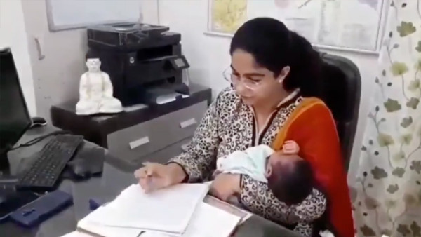 22 दिन की बेटी को गोद में ड्यूटी पर लौटीं आईएएस सौम्या पांडे 22 दिन की बेटी को गोद में ड्यूटी पर लौटीं आईएएस सौम्या पांडे