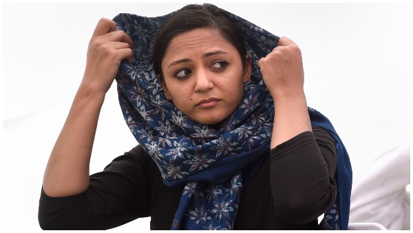 कंगना रनौत बोलीं- मैं तो पैदाइशी मूर्ख हूं कंगना रनौत बोलीं- मैं तो पैदाइशी मूर्ख हूं