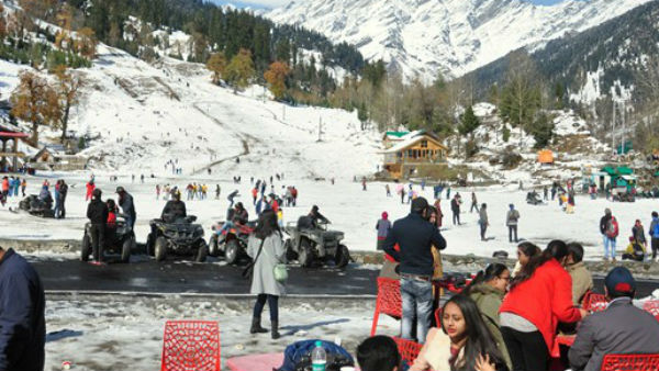 बर्फबारी का लुत्फ उठाते देखे गए लोग 