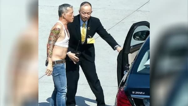 ऐसे-ऐसे कपड़े पहनता है राजा ऐसे-ऐसे कपड़े पहनता है राजा