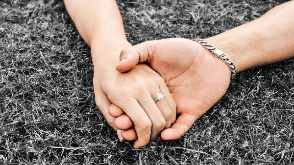 अर्थी के 7 फेरे लेकर पति के पैरों में पत्‍नी ने त्‍यागें प्राण 