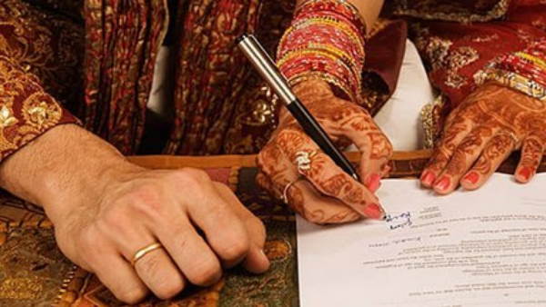 Madhya pradesh hindu girl muslim boy marriage uproar in collectorate in jabalpur police send girl to parents Madhya pradesh hindu girl muslim boy marriage uproar in collectorate in jabalpur police send girl to parents