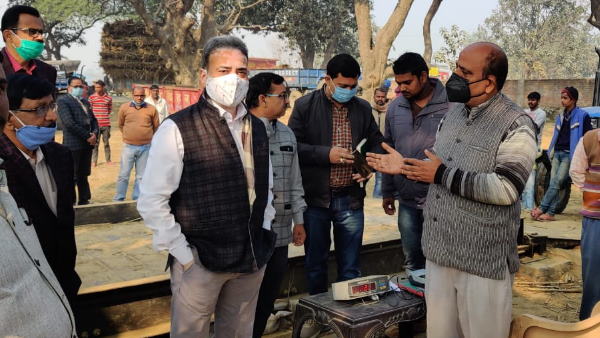 UP officers went in villages to see farmers on the direction of CM Yogi