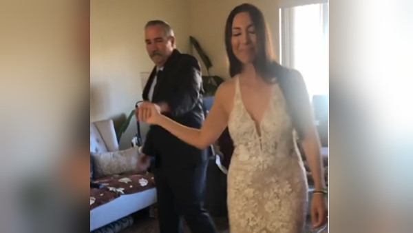 क्रिसमस पर दादी के लिए परिवार ने की तैयारी क्रिसमस पर दादी के लिए परिवार ने की तैयारी