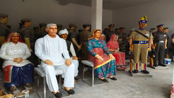 पूरा परिवार लगा शहीद प्रतिमाएं बनाने में पूरा परिवार लगा शहीद प्रतिमाएं बनाने में