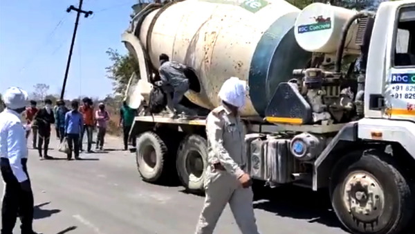 मिक्सर मशीन में छिपकर जाते 18 लोग