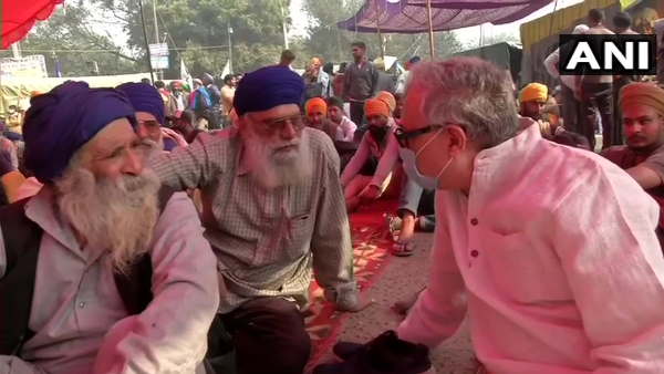 कई घंटे किसानों के साथ रहे टीएमसी सांसद कई घंटे किसानों के साथ रहे टीएमसी सांसद