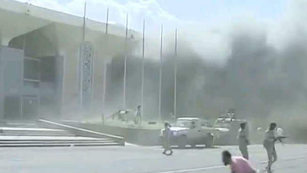 VIDEO: यमन के अदन एयरपोर्ट पर बड़ा धमाका, हमले में पांच लोगों की मौत VIDEO: यमन के अदन एयरपोर्ट पर बड़ा धमाका, हमले में पांच लोगों की मौत