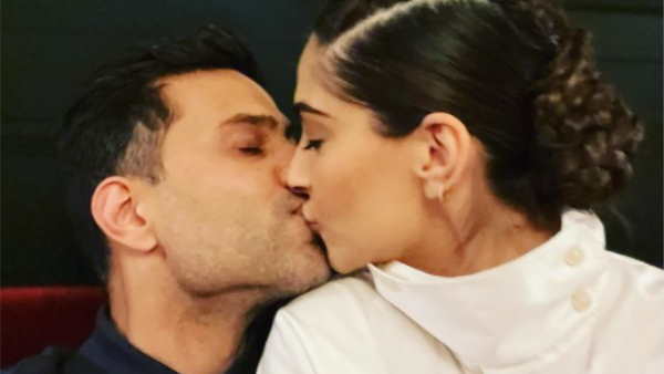 सोनम ने पति को किस करते हुए शेयर की तस्वीर