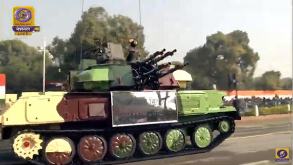 परेड में अकेली महिला अधिकारी