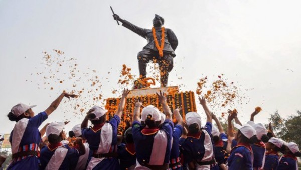 नेताजी के परिजनों का राजनीतिक जुड़ाव 