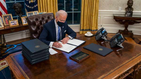 बाइडेन ने हटाया ट्रंप का पसंदीदा बटन