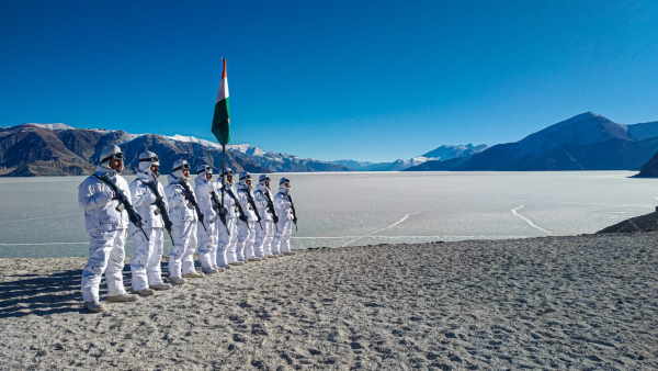 पैंगांग त्सो के किनारे तिरंगा