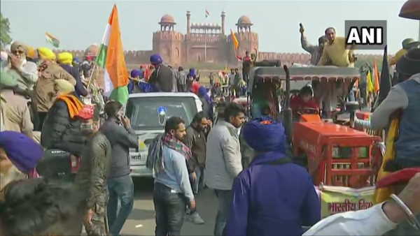 शाम 6 बजे मंच पर हुआ कब्जा शाम 6 बजे मंच पर हुआ कब्जा