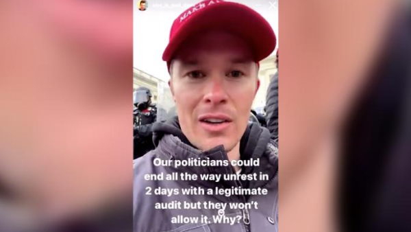 वकील को कंपनी ने निकाला