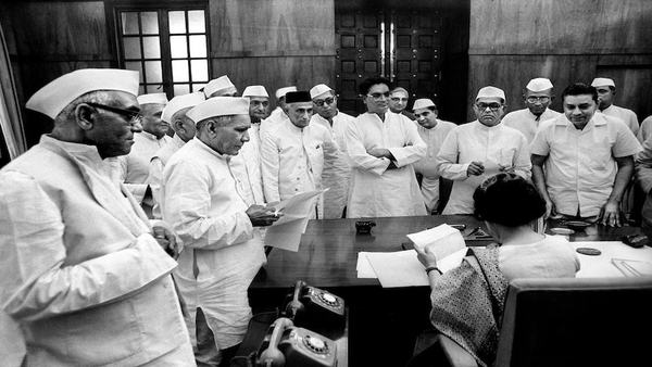 जनता गरीब, प्रतिनिधि अमीर