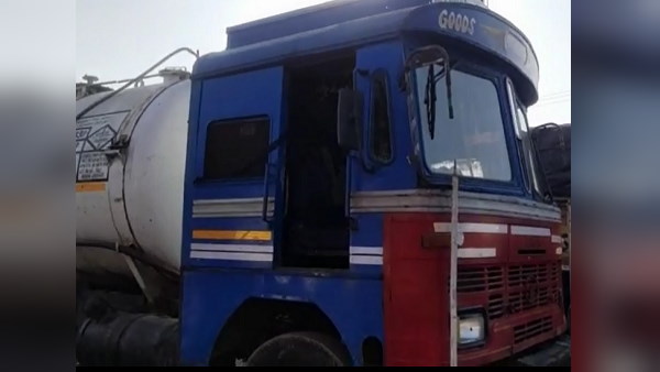 road accident in gujarat, mother and father lost lives with a child