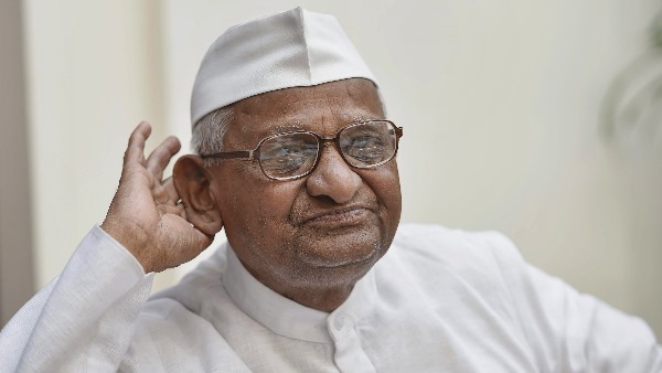 अन्ना हजारे किसकी तरफ हैं?