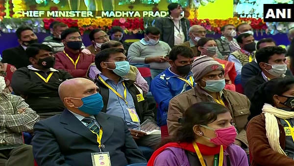 बैंकों से लोन उपलब्ध करवाकर रोजगार से जोड़ा