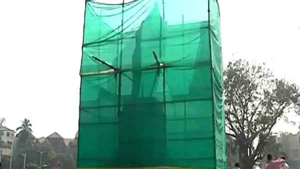 कोलाबा में बाल ठाकरे की प्रतिमा लगाने का विरोध कोलाबा में बाल ठाकरे की प्रतिमा लगाने का विरोध