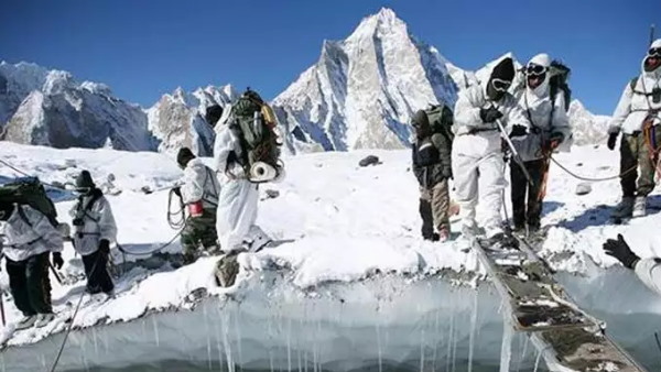 -30 डिग्री तापमान में भी बढ़ती रही भारतीय सेना -30 डिग्री तापमान में भी बढ़ती रही भारतीय सेना