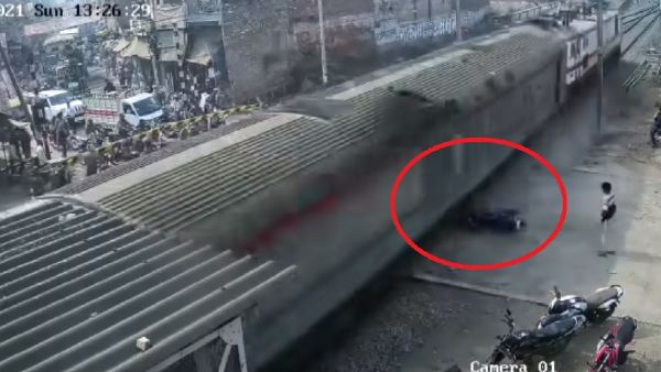 पटरी के पास गिरी बाइक