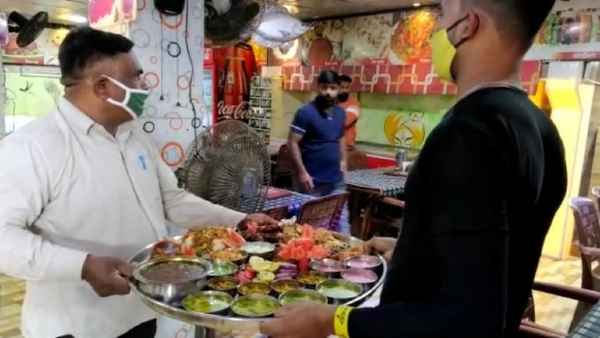 होटल में छह प्रकार की विशालकाय थालियाँ हैं