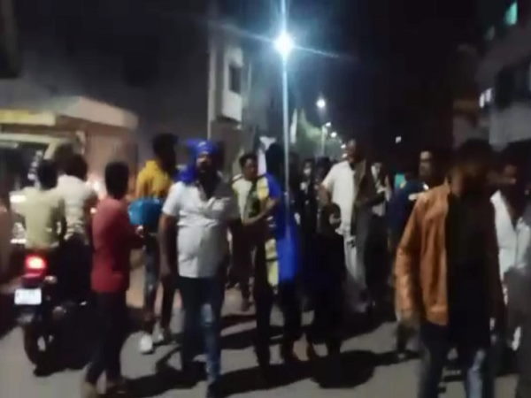 Watch Video: birthday celebration in curfew time, cutting cake with a sward in Surat, 7 held