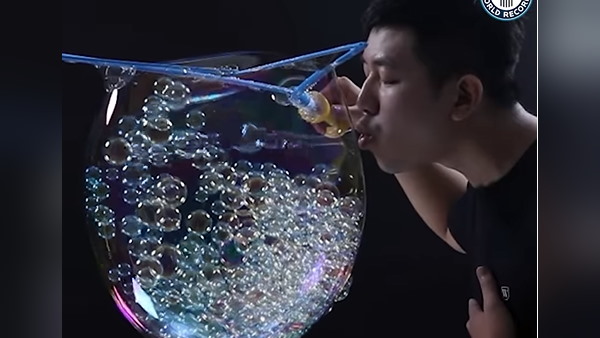 बड़े बुलबुले के अंदर फुलाए 783 छोटे बुलबुले बड़े बुलबुले के अंदर फुलाए 783 छोटे बुलबुले