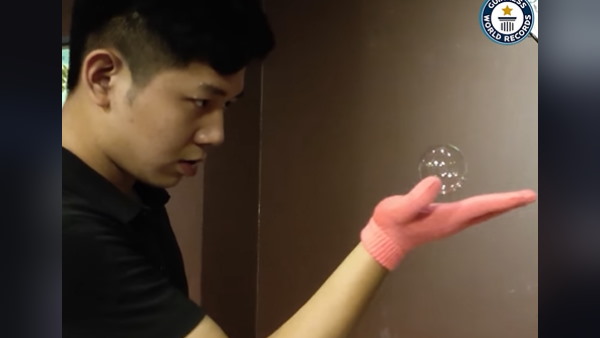 हाथ पर बुलबुला उछालने का भी रिकॉर्ड हाथ पर बुलबुला उछालने का भी रिकॉर्ड