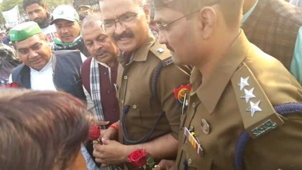 हुआ फूलों का आदान-प्रदान हुआ फूलों का आदान-प्रदान