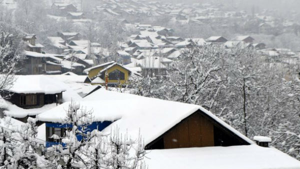 बर्फबारी के आगोश में घाटी बर्फबारी के आगोश में घाटी