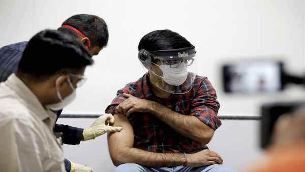 वैक्सीन लगने की बाद कुछ लोगों में हल्की एलर्जी की आशंका