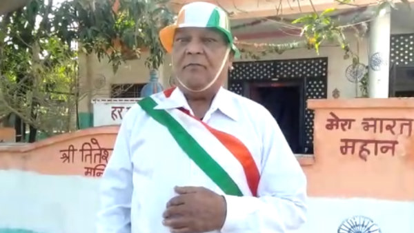 हरी धोत्ती, सफेद कुर्ता और केसरिया मेवाड़ी पगड़ी 