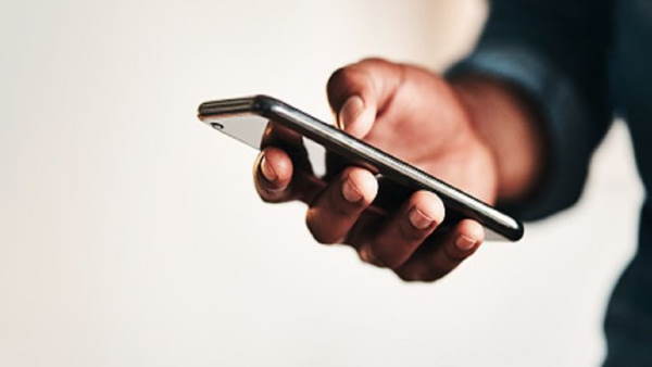 सोफे पर रखा था फोन