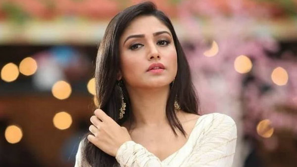 बिकिनी पहनने वाली अकेली महिला नहीं बिकिनी पहनने वाली अकेली महिला नहीं