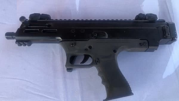 9MM की है पिस्टल