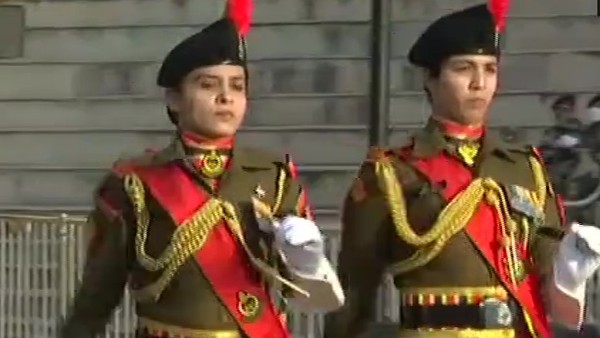 VIDEO: भारत माता की जय नारों से गूंजा अटारी बॉर्डर, देखें- बीटिंग रिट्रीट में जवानों का शौर्य VIDEO: भारत माता की जय नारों से गूंजा अटारी बॉर्डर, देखें- बीटिंग रिट्रीट में जवानों का शौर्य