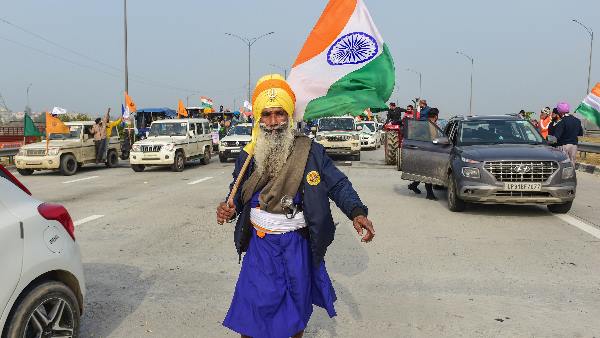 बारिश और ठंड से जूझ रहे किसान