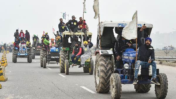 गाजीपुर बॉर्डर पर लकड़ियां लेकर पहुंचे रणवीर तेवतिया