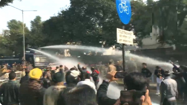 WATCH video: water cannon used to stop protesters in chandigarh, protest against Farm Laws 