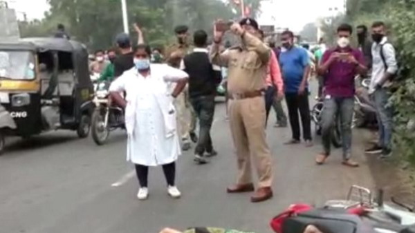 bike rider couple crushed by bus in valsad, they was going to temple bike rider couple crushed by bus in valsad, they was going to temple