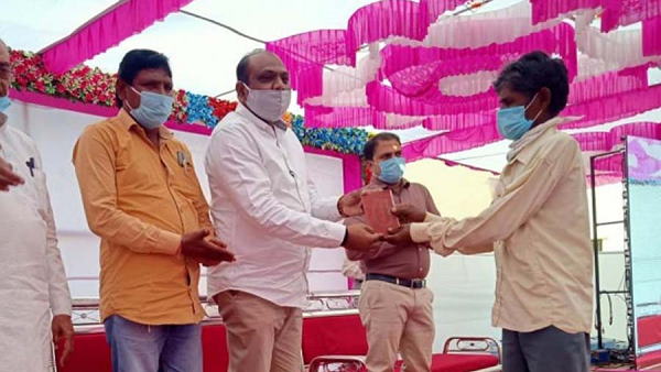 Gujarat govt distributes free food to needy under National Food Security Act during the pandemic