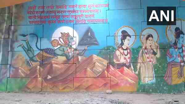 चित्रों के माध्यम से दीवारों पर रामायण से जुड़े प्रसंगों को दिखाया